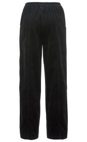 Schwarze Baumwoll-Hose mit geradem Bein, elastischem Bund und Seitentaschen, aus Cordstoff, frontal dargestellt auf weißem Hintergrund