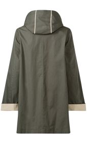 Baumwoll-Jacke, Rückansicht, olivgrün mit hellen Akzenten an Kapuze und Ärmelsäumen, lange Ärmel, gerade geschnitten, Kapuze mit zwei hellen vertikalen Streifen, schlichtes Design ohne sichtbare Verschlüsse oder Taschen