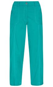 Baumwoll-Mix-Hose in kräftigem Türkis, gerade geschnitten, mit vier Taschen, Hosenschlitz mit Knopfverschluss, sichtbaren hellen Doppelnahtdetails am Bund und entlang der Beine.