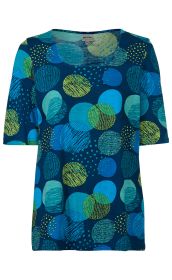 Viskose-Shirt mit halblangen Ärmeln, runde Ausschnittform, dunkelblauer Grundfarbe, bedruckt mit großen und kleinen runden Mustern in verschiedenen Blautönen und gelbgrünen Akzenten, strukturierte Punkte und Linienmuster.