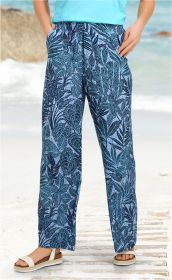 Hose aus Viskose mit elastischem Bund und Seitentaschen, gemustert mit dunkelblauen und hellblauen Blättern, getragen mit hellblauen Sandalen und türkisfarbenem Oberteil, Strandhintergrund