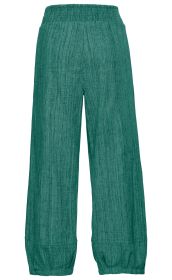 Grüne Baumwoll-Hose mit elastischem Bund, weitem Bein und Bündchen am Saum, leichte Struktur im Stoff, locker und bequem geschnitten, ideal für Freizeit und entspannte Anlässe