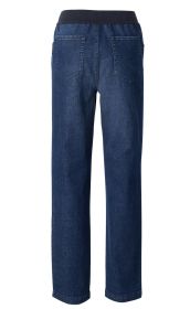 Baumwoll-Hose in dunklem Denim-Blau, Rückansicht, mit elastischem schwarzen Bund und zwei aufgesetzten Gesäßtaschen, gerade geschnittene Beine, schlichtes Design ohne sichtbare Verschlüsse oder Verzierungen.