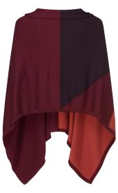 Baumwoll-Mix-Poncho in asymmetrischem Schnitt, farblich unterteilt in Dunkelrot, Dunkellila und Rostrot, schlicht und weich, seitliche Zipfelsäume, vielseitig tragbar