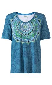 Blaues Viskose-Shirt mit V-Ausschnitt, kurzen Ärmeln und buntem Mandala-Muster in Grün, Blau und Weiß auf der Vorderseite, weitere Mandala-Musterton-in-Ton über das gesamte Shirt verteilt.