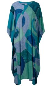Viskose-Kaftan mit weitem Schnitt, abstraktem Muster in Blau- und Grüntönen, verschiedene geometrische Formen und feine Punkt- und Linienakzente, weich fallender Stoff, rundhals Ausschnitt