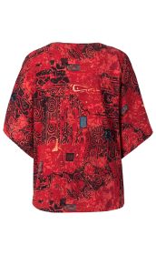 Rotes Baumwoll-Shirt mit auffälligem abstraktem Print in Schwarz und kleinen blauen Akzenten, weiter Schnitt mit kurzen, lockeren Ärmeln, Rückenansicht, keine sichtbaren Verschlüsse oder Knöpfe