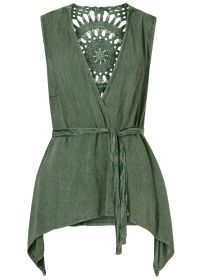 grüne Viskose-Weste mit tiefem V-Ausschnitt, gehäkeltem Rückendetail und asymmetrischem Saum, Taillengürtel zum Binden, knitteroptische Textur, ärmellos
