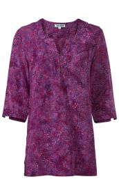 Viskose-Bluse in Lila mit floralem Muster in Rottönen, 3/4-Ärmel, Rundhalsausschnitt mit kleinem V, Knopfleiste mit vier braunen Knöpfen, lockere Passform