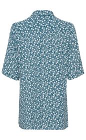 Rückansicht einer kurzärmligen Viskose-Bluse mit blauem Grund und weißem Blumenmuster, mit Hemdkragen und leicht lockerem Schnitt