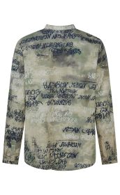 langärmliges Hemd in grün-beige mit abstraktem Muster aus schwarzen und weißen kalligrafieähnlichen Schriftzeichen, sichtbare Manschetten, Stehkragen, Rückseite des Hemds gezeigt