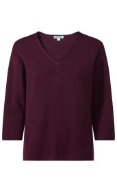 Baumwoll-Pullover in Dunkellila mit V-Ausschnitt, 3/4-Ärmeln und feiner, strukturierter Strickoptik, gerade geschnitten, ohne Muster oder Verzierungen, schlicht und zeitlos.
