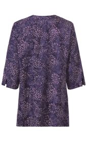 Rückansicht einer Viskose-Tunika mit 3/4-Ärmeln, dunkelviolett mit hellvioletten und rosa floralen Mandala-ähnlichen Mustern, schmalen Ärmelschlitzen, lockerem Schnitt