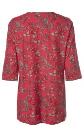 Rückansicht einer roten Baumwoll-Bluse mit 3/4-Ärmeln, floralem Muster in Rot, Grün und Beige, leichter Taillierung und kleinem Schlitz am Saum
