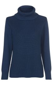 Dunkelblauer, grob gestrickter Baumwoll-Pullover mit Rollkragen, langen Ärmeln und gerippten Bündchen am Saum und den Ärmeln, frontale Ansicht vor weißem Hintergrund