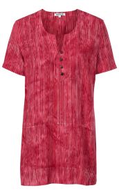 rote Viskose-Bluse mit feinen weißen Streifen, kurzen Ärmeln, rundem Ausschnitt mit Knopfleiste und vier kleinen schwarzen Knöpfen, gerade geschnitten
