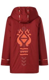 Rückansicht einer roten Baumwoll-Jacke mit Kapuze, verziert mit orangefarbenem und weißem, geometrisch inspiriertem Stickmuster auf dem Rücken sowie gestreiften Details an Kapuze und Ärmeln
