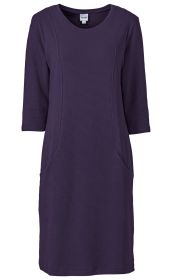 Dunkellila Baumwoll-Kleid mit 3/4-Ärmeln, rundem Ausschnitt, feinen Querstreifen, taillierten Nähten und seitlichen Eingrifftaschen, knielang, schlichtes elegantes Design