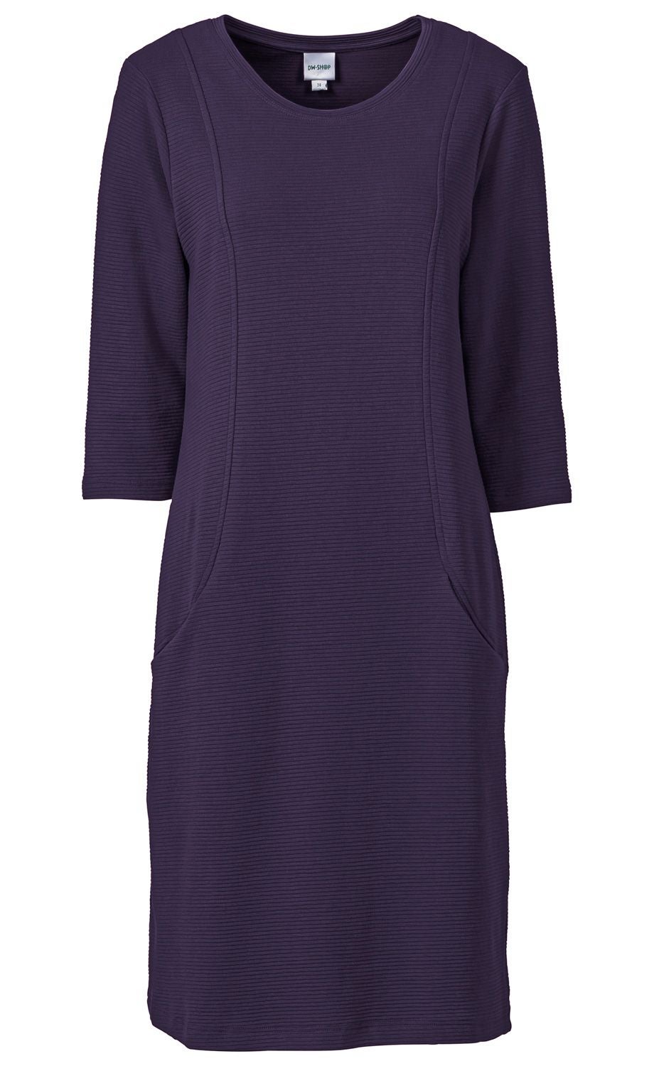 Dunkellila Baumwoll-Kleid mit 3/4-Ärmeln, rundem Ausschnitt, feinen Querstreifen, taillierten Nähten und seitlichen Eingrifftaschen, knielang, schlichtes elegantes Design