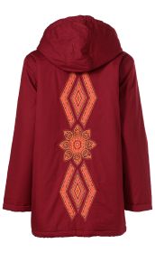 Rückansicht einer roten Baumwoll-Jacke mit Kapuze, verziert mit großem, symmetrischem, orange-rotem Ethno-Muster aus Rauten und Blumenformen in der Mitte des Rückens
