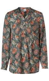 Modal-Bluse mit langem Arm, in blau-grau mit floralem Muster in rot, beige und hellblau, V-Ausschnitt mit kleiner Knopfleiste und Raffungen entlang der Knopfleiste, leichter, fließender Stoff