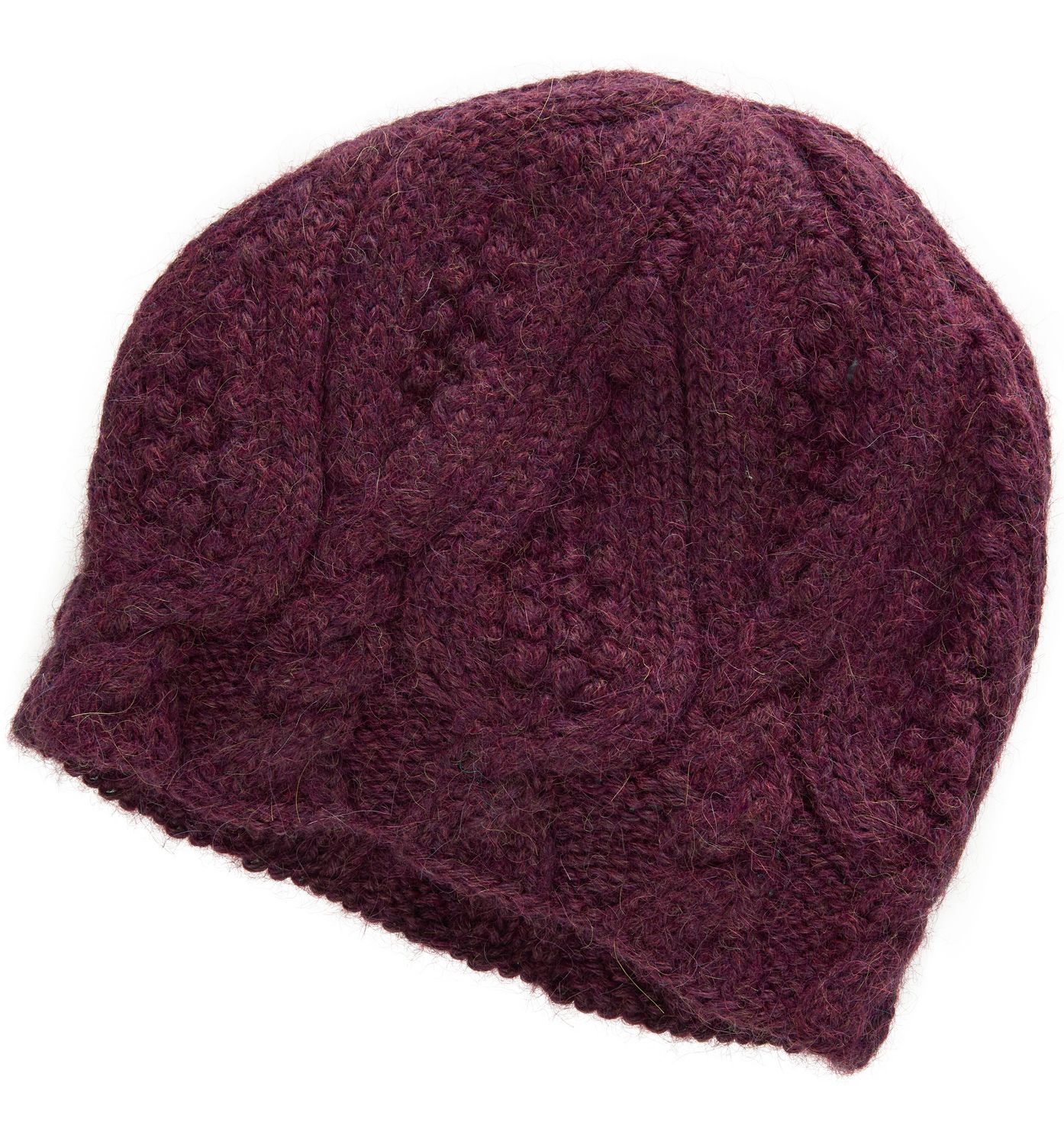 dunkelrote gestrickte Alpaka-Mütze mit Zopfmuster aus weicher, flauschiger Wolle, warm und winterlich, flach liegend auf weißem Hintergrund