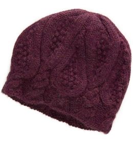 dunkelrote gestrickte Alpaka-Mütze mit Zopfmuster aus weicher, flauschiger Wolle, warm und winterlich, flach liegend auf weißem Hintergrund