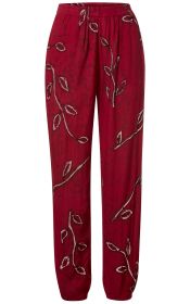 rote Viskose-Hose mit elastischem Bund und Bündchen, lockere Passform, dezentes Blumen- und Blättermuster in Weiß und Schwarz