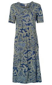 Viskose-Kleid in Blau mit kurzen Ärmeln, rundem Ausschnitt und abstraktem hellbeigem Muster aus Linien, Blättern und floralen Elementen, knielang, gerade geschnitten.