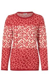 Baumwoll-Pullover in Rot- und Rosatönen mit langem Arm, rundem Halsauschnitt und auffälligem Leopardenmuster, mittig hellere Musterzone, eng anliegender Schnitt