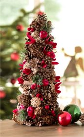 Deko-Tannenbaum aus Tannenzapfen, roten Beeren, künstlichen roten Blüten und grünen Zweigen auf Holztisch, daneben rote und grüne Weihnachtskugeln, unscharfer Weihnachtsbaum und Engel im Hintergrund
