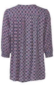 Rückansicht einer Viskose-Bluse mit dreiviertel langen Ärmeln, elastischen Bündchen, dunkelblauem Grund und gemustertem Design in Rosa und Hellblau mit floralen und geometrischen Motiven