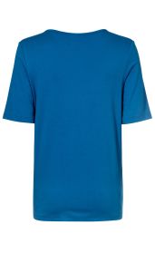 Blaues Viskose-Mix-Shirt mit kurzen Ärmeln, Rückansicht, schlichter Schnitt, runder Halsausschnitt, glatter Stoff, gerade geschnittenes Saumende, einfache Verarbeitung ohne Muster oder Aufdrucke.