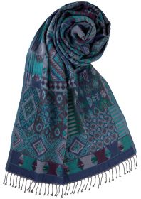 Jacquard-Schal mit geometrischem Muster in Blau-, Grün- und Violetttönen, eingerollt, fransiger Rand, traditionelle Ornamentik, Detailreiche Webstruktur sichtbar, weiche, fließende Stoffqualität auf weißem Hintergrund