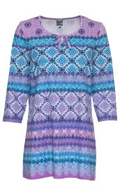 Baumwoll-Shirt mit 3/4-Ärmeln, Rundhalsausschnitt mit kleiner Schlaufe, gemustert in Lila, Blau und Weiß mit floralen und geometrischen Mustern, leicht taillierte Passform.