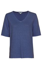 Leinen-Mix-Pullover in Blau mit V-Ausschnitt, kurzen Ärmeln und feiner Struktur, gerade geschnitten, leichte Knitteroptik, einfacher Saumabschluss.