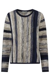 Langärmliger Strickpullover mit Rundhalsausschnitt, gemustert mit vertikalen und horizontalen Streifen in Blau-, Beige- und Grautönen, feine melierte Textur, locker geschnitten, ohne sichtbare Markenlogos außer innerem Etikett