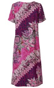 Viskose-Kleid mit kurzen Ärmeln, knieumspielender Länge, abstraktem floralen Muster in Pink, Lila, Weiß und Rot, leicht strukturierter Stoff, Rundhalsausschnitt, locker fallende Passform.