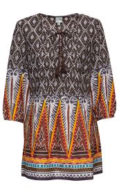 Baumwoll-Bluse mit dreiviertellangen Ärmeln, braun-weißem Rautenmuster, verziert mit roten, gelben und weißen grafischen Elementen, V-Ausschnitt mit Bindebändern und Knopfleiste, bunte Bordüre am Saum