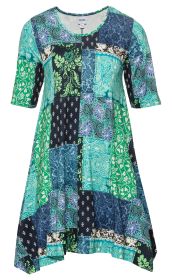 Viskose-Mix-Shirt mit halblangen Ärmeln, weiter Passform, Patchwork-Muster in Blau, Grün und Schwarz mit floralen und paisley Ornamenten, runder Ausschnitt, leichter, fließender Stoff.