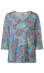 Viskose-Shirt mit V-Ausschnitt, 3/4-Ärmeln, türkis-lila Hintergrund und aufwändigem Blumenmuster in Lila, Weiß und Gelb, gerade geschnittener Saum, weich fließender Stoff