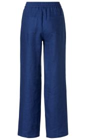 Dunkelblaue Leinen-Hose mit weitem Bein, elastischem Bund und zwei aufgesetzten Taschen auf der Rückseite, hinten sichtbar, ohne weitere Details oder Muster, schlicht und bequem.