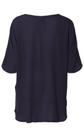 Dunkelblaue Viskose-Bluse mit kurzen Ärmeln, weiter, lockerer Schnitt, feine Struktur im Stoff, obere Rückenansicht, runder Ausschnitt, leichte Seitenschlitze am Saum