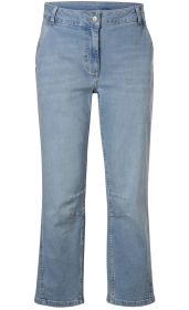 Baumwoll-Mix-Hose in hellblauer Denim-Optik, gerade geschnitten, mit Reißverschluss, Knopfverschluss, Gürtelschlaufen und zwei Seitentaschen, leicht ausgewaschen mit Detaillierungen an den Knien