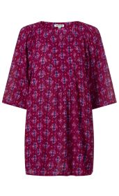 rote Viskose-Tunika mit blau-rosa floralem Muster, dreiviertellangen Ärmeln, rundem Ausschnitt mit kleinem Schlitz und leichter Taillierung
