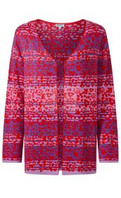 Baumwoll-Strickjacke, offen, langärmlig, mit buntem abstraktem Muster in Rot, Pink und Lila, V-Ausschnitt, gerade geschnitten, leichte Struktur, locker fallend, ohne Verschluss, modern und farbenfroh gestaltet
