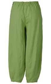 Hellgrüne Leinen-Hose mit elastischem Bund und weitem Bein, locker geschnitten, mit abgenähten Bügelfalten und gerafftem Saum am Beinabschluss, ohne sichtbare Taschen oder Verschlüsse.