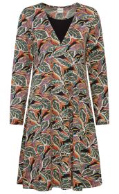 langärmliges Kleid mit V-Ausschnitt und buntem Blattmuster in Grün, Orange, Lila, Schwarz und Weiß, darunter sichtbares schwarzes Unterziehshirt, knieumspielende A-Linie, lässiger Schnitt, Stoff mit organischer Struktur