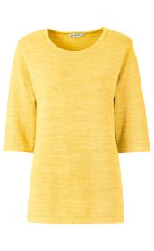 gelber Baumwoll-Pullover mit halblangen Ärmeln und Rundhalsausschnitt, leichte Strickstruktur, schlichtes Design, Vorderansicht auf weißem Hintergrund