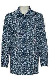 Dunkelblaue Viskose-Mix-Bluse mit weißem und hellblauem floralem Blattmuster, langärmlig, Knopfleiste vorne, klassischer Kragen, leichte Falten am Schulterbereich